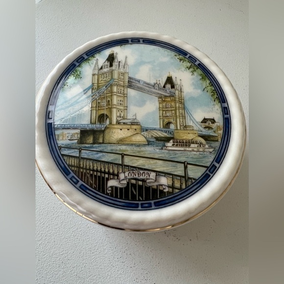 JAMES SADLER ENGLAND LIDDED PORCELAIN TRINKET BOX LONDON'S TOWER BRIDGE - Picture 2 of 6